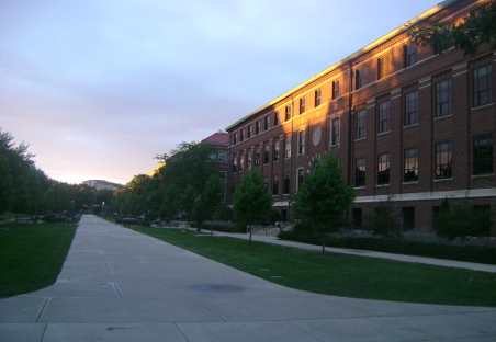 Le soleil se lève sur le campus soleil